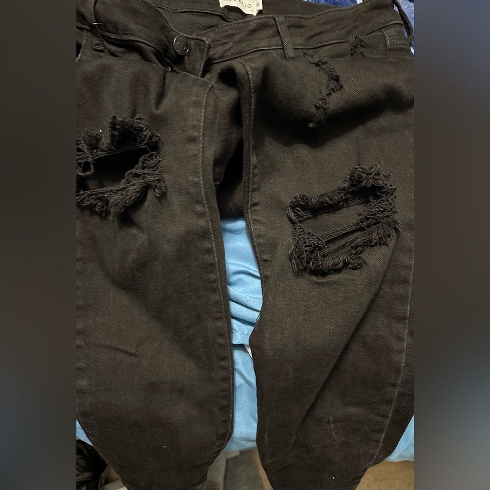 Black distressed curvy skinny jeans 
Ms. Cello
